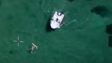 Drones σε ρόλο ναυαγοσώστη πετούν σωσίβια σε κολυμβητές που κινδυνεύουν, δείτε βίντεο