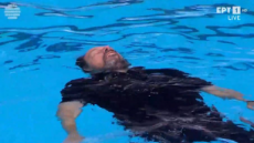 Η βουτιά του Παυλίδη στην πισίνα και οι αγκαλιές των κοριτσιών για το χρυσό στη Σιγκαπούρη - Βίντεο