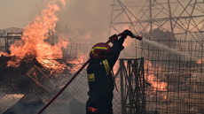 Πέντε άτομα στο νοσοκομείο λόγω της φωτιάς στην Αττική