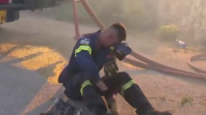 Βίντεο: Η στιγμή που εθελοντής πυροσβέστης καταρρέει ενώ επιχειρεί στη φωτιά στο Κρυονέρι