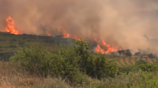 Ανεξέλεγκτη η φωτιά στα Κύθηρα - Εκκενώσεις, ζημιές σε χωριά και δραματικές εκκλήσεις για εναέρια ενίσχυση