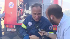 Εγκλωβιστήκαμε, οι φλόγες είναι τεράστιες, λέει εθελοντής πυροσβέστης για τη φωτιά στην Κερατέα