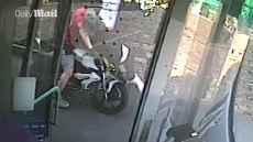 Βρετανία: 30χρονη παρασύρθηκε από μηχανή μόλις αποβιβάστηκε από λεωφορείο - Ο αναβάτης καταδικάστηκε σε φυλάκιση 22 μηνών