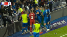 Χαμός στο Μπέρμιγχαμ-Ίπσουιτς: Ήρθαν στα χέρια οι παίκτες, ντου στο γήπεδο και από οπαδό - Βίντεο
