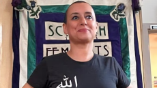 Ακτιβίστρια στο Μαρόκο συνελήφθη γιατί έγραψε «ο Αλλάχ είναι λεσβία» στο μπλουζάκι της - Την απειλούν με λιθοβολισμό