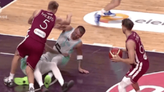 Φοβερός αλλά άτυχος ο Ντόντσιτς, πέτυχε 26 πόντους σε ένα ημίχρονο με τη Λετονία αλλά αποχώρησε τραυματίας - Βίντεο