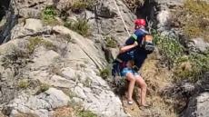 Κέρκυρα: Μεγάλη επιχείρηση διάσωσης για τουρίστα που είχε κρεμαστεί από βράχια, δείτε βίντεο