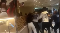  Άγριος καβγάς για... κοτομπουκιές σε κρουαζιερόπλοιο - Δείτε βίντεο