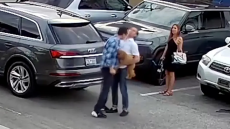 Ρώσος οδηγός ταξί που εργαζόταν παράνομα στις ΗΠΑ έδωσε κουτουλιά σε διευθύνοντα σύμβουλο εταιρείας επειδή ακύρωσε την κούρσα - Δείτε βίντεο
