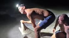 Η στιγμή που Αμερικανός προσπάθησε να βγάλει selfie με καρχαρία και αυτός τον δάγκωσε - «Τα ανόητα παιχνίδια πληρώνονται», του γράφουν