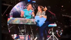 «Eίστε ίσοι άνθρωποι στη Γη» είπε ο Κρις Μάρτιν σε Ισραηλινές που ανέβασε στη σκηνή - «Τις εξευτέλισες» του γράφουν