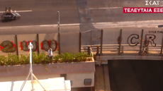 Λήξη συναγερμού για τον άνδρα που απειλούσε να πέσει στο κενό από γέφυρα στον Κηφισό - Τον κατέβασαν οι αστυνομικοί