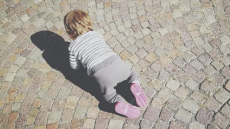 Θεσσαλονίκη: Οδηγός βρήκε μωρό ενός έτους να μπουσουλάει στον δρόμο - Συνελήφθησαν οι γονείς του