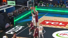 Eurobasket 2025: Έσβησε τα... φώτα και με τα δύο χέρια στον Τουμπέλις ο Πορζίνγκις - Δείτε την φοβερή τάπα 