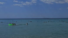 Βίντεο: Στις παραλίες για τα τελευταία μπάνια οι Αθηναίοι με σύμμαχο τις υψηλές θερμοκρασίες