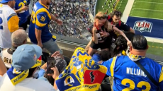 Ξύλο στις κερκίδες, γυναίκες οπαδοί αντάλλαξαν γροθιές σε αγώνα του NFL - Βίντεο