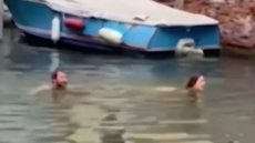 Βίντεο: Ζευγάρι βουτάει σε κανάλι της Βενετίας, τρώει πρόστιμο και του απαγορεύεται η είσοδος για 48 ώρες