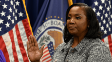 Δικαστικό μπλόκο στον Τραμπ: Παραμένει στη Fed η Λίζα Κουκ ενόψει της κρίσιμης απόφασης για τα επιτόκια