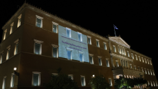 Φωτογραφίες: Η Βουλή φωταγωγήθηκε για να τιμήσει τους εθελοντές δότες μυελού των οστών