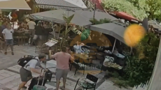 Βίντεο: Η στιγμή της πτώσης του δέντρου στην πλατεία Αγίας Ειρήνης - Είχε ελεγχθεί, λέει η διεύθυνση πρασίνου του δήμου Αθηναίων