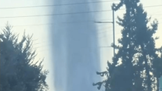 Έσπασε αγωγός της ΕΥΔΑΠ στο Κερατσίνι - Απίστευτα βίντεο με το νερό να εκτοξεύεται μετατρέποντας τους δρόμους σε ποτάμι
