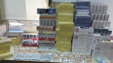 Θεσσαλονίκη: 54χρονος είχε στο σπίτι του πάνω από 2.800 λαθραία πακέτα τσιγάρα και 18 κιλά καπνό