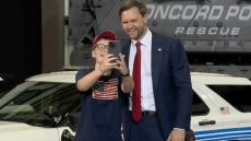 Μαθητής έγινε viral για μια selfie με τον αντιπρόεδρο Βανς: «Έκανα κοπάνα, μπορώ να βγάλω φωτογραφία μαζί σας;» - Δείτε βίντεο