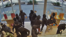 Ληστεία που θύμισε ταινία στην Καλιφόρνια: 30 μασκοφόροι μπούκαραν σε κοσμηματοπωλείο και έφυγαν με λεία $1 εκατ. - Δείτε βίντεο