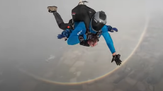 Αλεξιπτωτιστές κατέγραψαν σπάνιο βίντεο από ουράνιο τόξο σε πλήρη κύκλο - Η εξήγηση Κολυδά