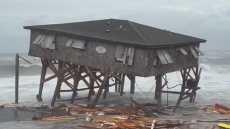 Βόρεια Καρολίνα: Η στιγμή που σπίτια καταρρέουν από τα κύματα του Ατλαντικού

