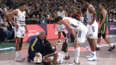 Euroleague: Ο Μπόστον της Φενέρ γύρισε το πόδι του μετά από σύγκρουση με συμπαίκτη του στο παιχνίδι με την Ζάλγκιρις - Βίντεο