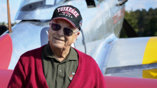 Αποχαιρετισμός σε έναν ήρωα των αιθέρων: «Έσβησε» ο τελευταίος των μαύρων πιλότων της Τασκίγκι Τζορτζ Χάρντι