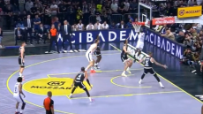 Φοβερό καλάθι με ακροβατικό πίσω από τη μπασκέτα από τον Λόιντ στο Παρτίζαν - Εφές, δείτε βίντεο