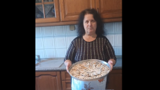 Viral η κυρία Βασιλική από τις Πρέσπες που παρουσιάζει φαγητά, αλλά... κρύβει τις συνταγές - Δείτε βίντεο