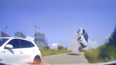 Κίνα: Η τρομακτική στιγμή που αυτοκίνητο χάνει τον έλεγχο και εκτοξεύεται 4 μέτρα στον αέρα 