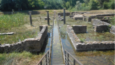 Δίον: Αντικαθίσταται η γέφυρα του αρχαιολογικού χώρου που καταστράφηκε από από τις πλημμύρες