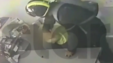 Νέο Ηράκλειο: Πατέρας εισέβαλε σε κατάστημα και ξυλοκόπησε την κόρη του