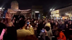 Διαδήλωση κατά του Πούτιν στην Αγία Πετρούπολη - «Όταν πεθάνει ο τσάρος, θα χορέψουμε ξανά» τραγουδούσαν