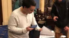 Του έδωσε χάρη ο Τραμπ για την εισβολή στο Καπιτώλιο και απείλησε να σκοτώσει τον επικεφαλής των Δημοκρατικών στη Βουλή