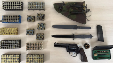 57χρόνος είχε περίστροφο, πάνω από 500 φυσίγγια, ασυρμάτους και ξιφολόγχη στο Ηράκλειο