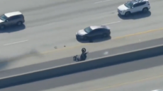 Καταδίωξη αλά Χόλιγουντ στις ΗΠΑ: Αστυνομικός εκτός υπηρεσίας πέταξε στον αέρα μηχανή - Ο αναβάτης της είχε σκοτώσει συνάδελφό του