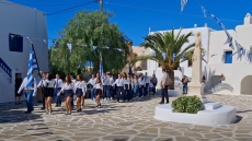 Ξεχωριστή η παρέλαση στη Σίκινο - Μαζί με τους 14 μαθητές του νησιού, παιδιά από το Ελληνικό
