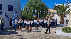 Συγκινητικές οι παρελάσεις σε Σίκινο και Ψέριμο από μαθητές σχολείων του Περιστερίου και του Ελληνικού - Δείτε βίντεο