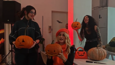 Βίντεο: Κολοκύθες, μάγισσες και... τρόμος στην Κυψέλη, άνοιξε τις πύλες του το Athens Halloween Festival