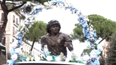 Οι Ναπολιτάνοι γιόρτασαν την γέννηση του Μαραντόνα: Το άγαλμα του Ντιέγκο έκανε τον γύρο της πόλης πάνω σε φορτηγάκι - Βίντεο 