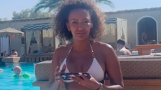 Με άψογη σιλουέτα στα 50 η Mel B των Spice Girls - Το βίντεο με το λίκνισμα στην πισίνα και οι... συμβουλές που ζήτησε από τη Σακίρα