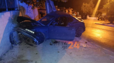 Χανιά: Οδηγός έχασε τον έλεγχο του αυτοκινήτου του και καρφώθηκε σε τοίχο - Δείτε φωτογραφίες