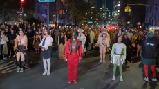 Viral ο φόρος τιμής στον Μάικλ Τζάκσον στην παρέλαση για το Halloween στη Νέα Υόρκη - Εντυπωσίασε και την Κίμπερλι Γκίλφοϊλ