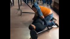 Άγριος καβγάς σε κατάστημα στις ΗΠΑ - Πελάτες άρχισαν τις μπουνιές για τη σειρά στην τουαλέτα (βίντεο)