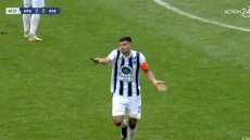 Ηρακλής - ΠΑΣ Γιάννινα: Ο Εραμούσπε βρήκε κινητό τηλέφωνο στον αγωνιστικό χώρο και το πέταξε εκτός - Βίντεο 